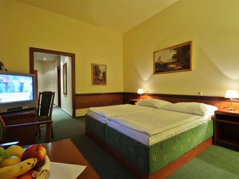 Three Crowns Hotel Praag Buitenkant foto