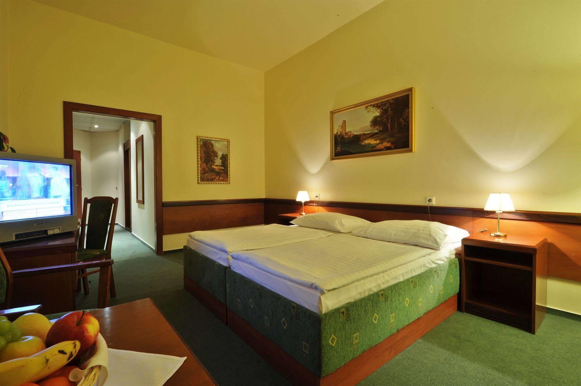 Three Crowns Hotel Praag Buitenkant foto
