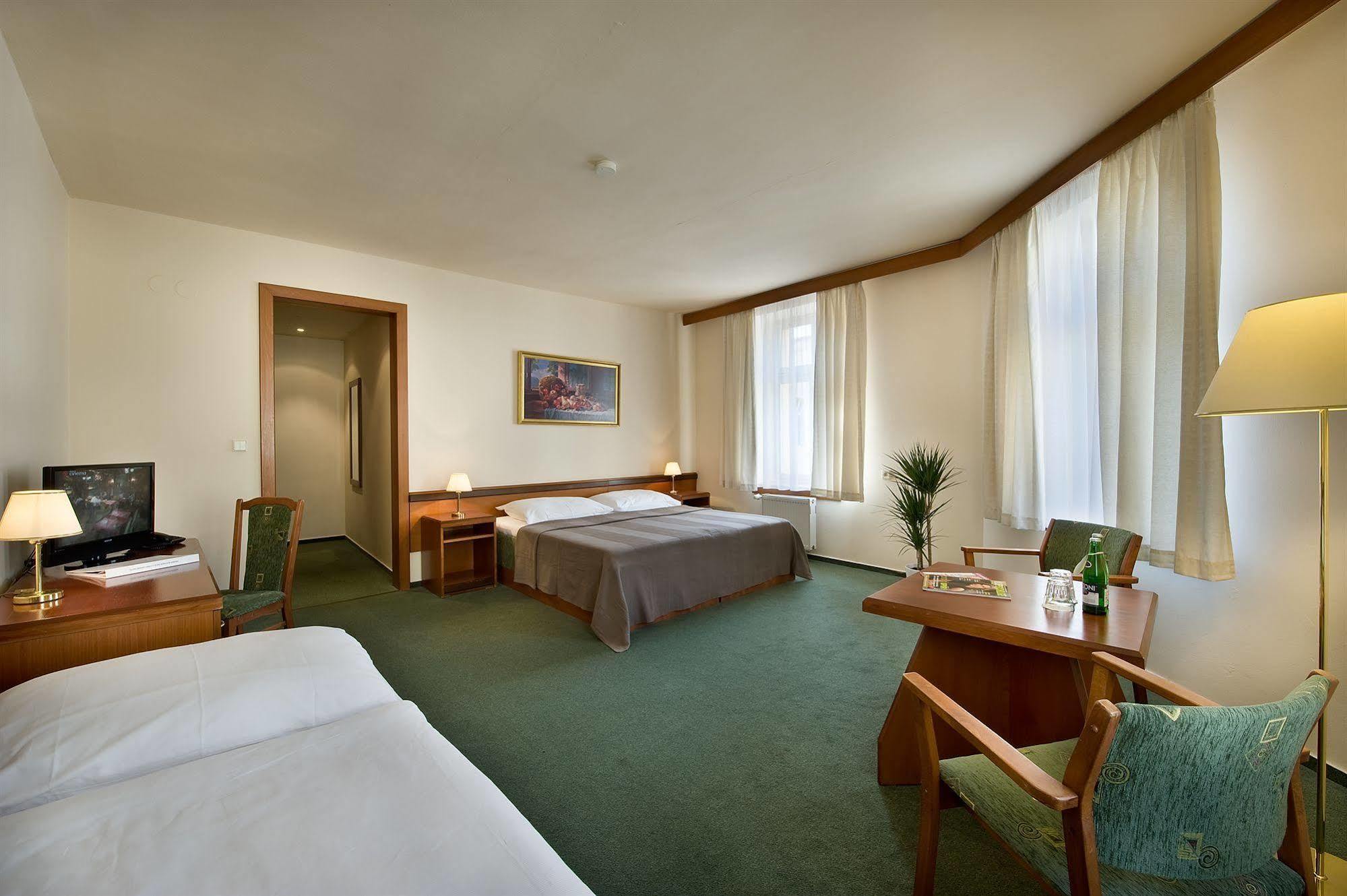 Three Crowns Hotel Praag Buitenkant foto