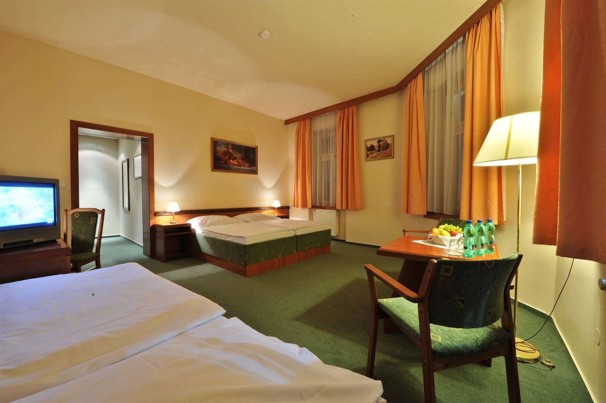 Three Crowns Hotel Praag Buitenkant foto